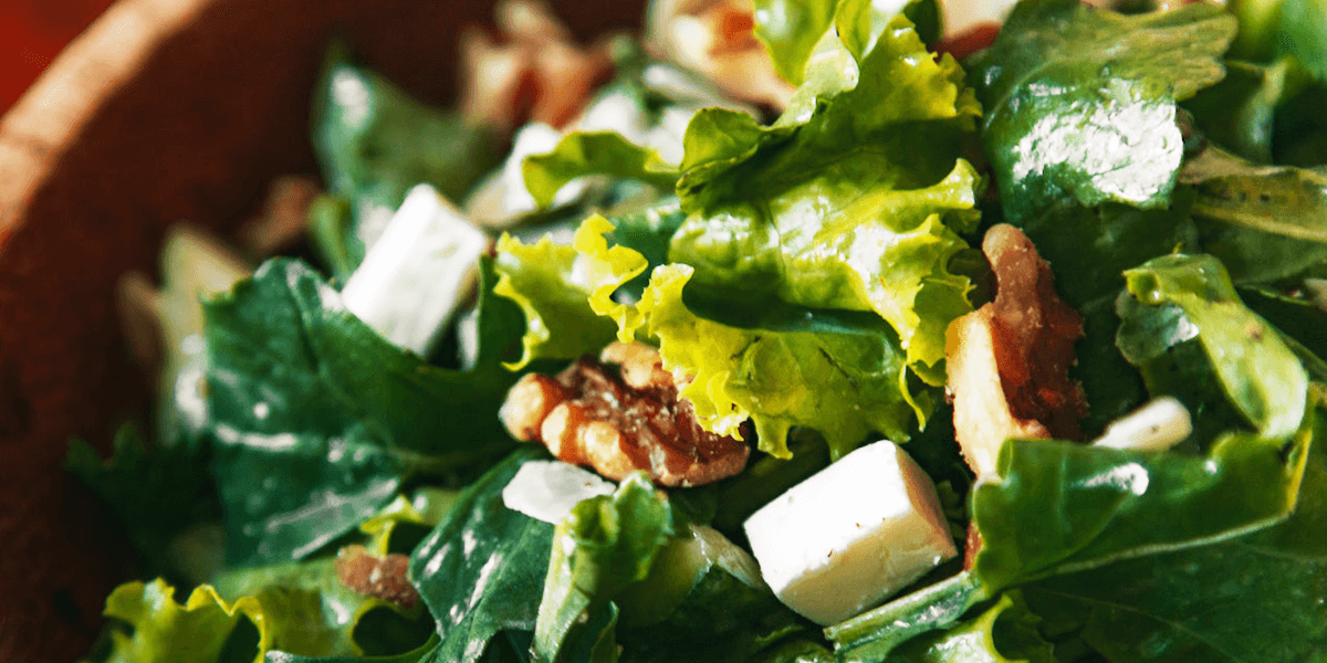 ナッツの乗ったサラダ